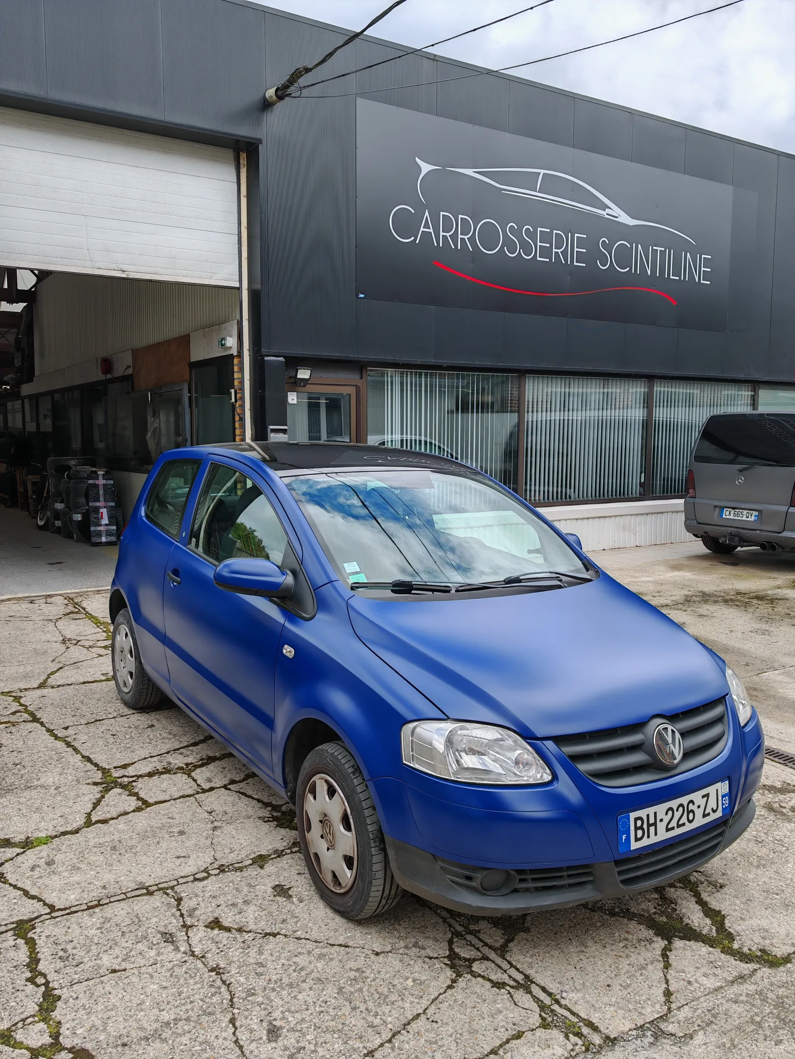Carrosserie réparée et passage en bleu mat
