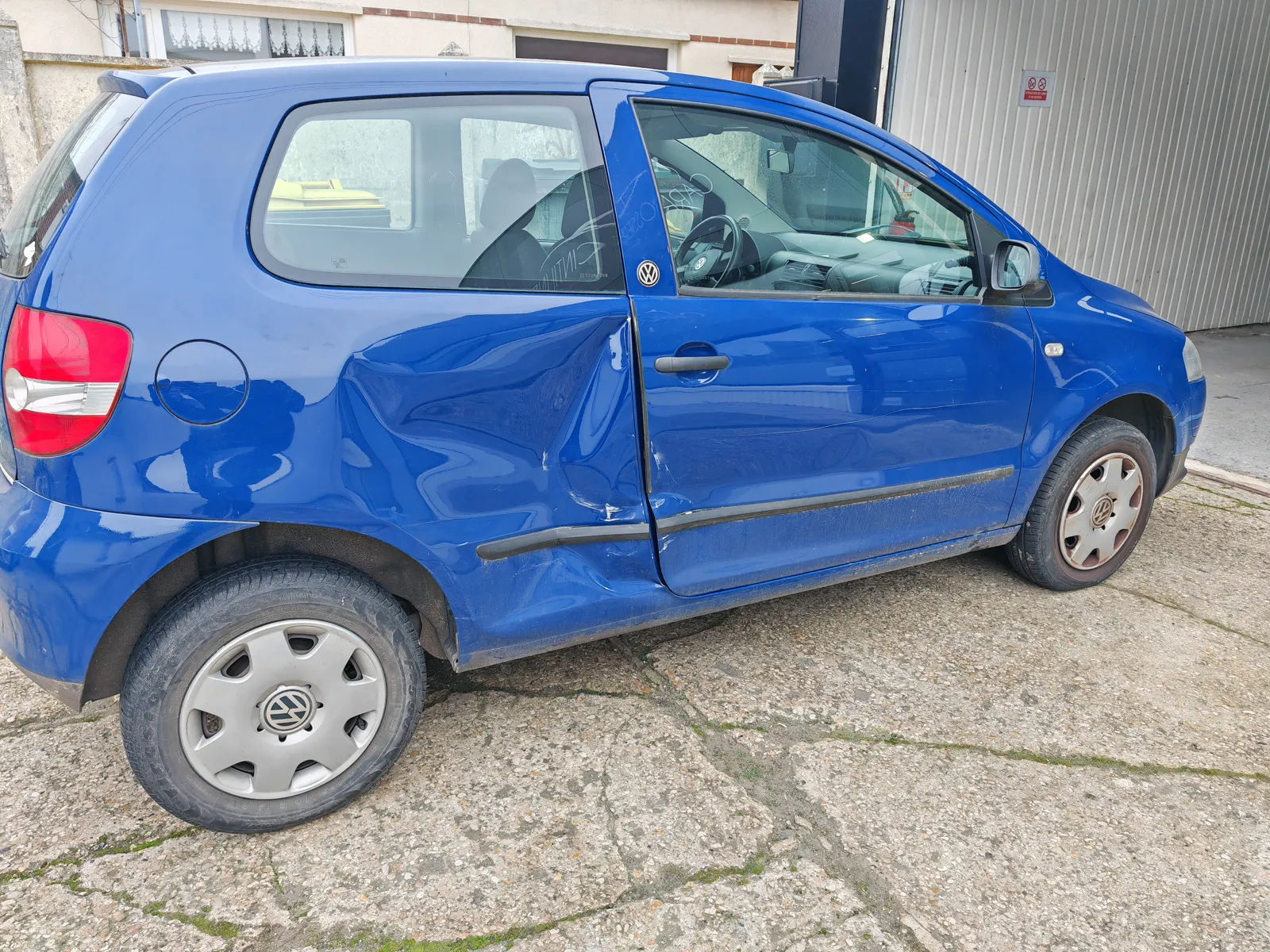 Volkswagen Fox : portière enfoncée